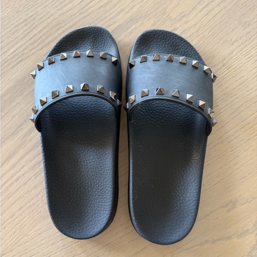 Valentino Garavani Rockstud Rubber Slide Sandals - Picture 4 of 6